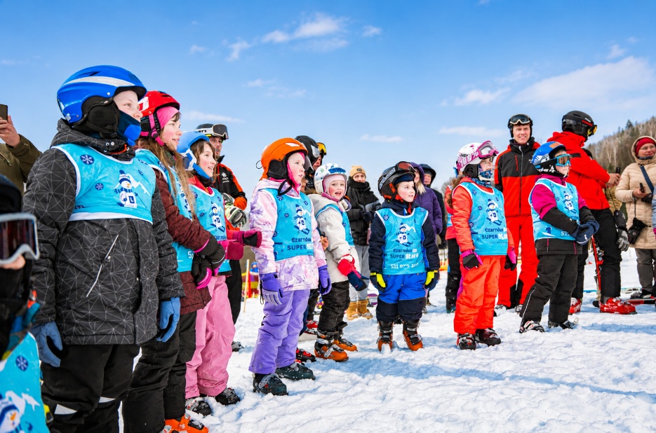 Children and instructors during Superstart lessons on the slopes